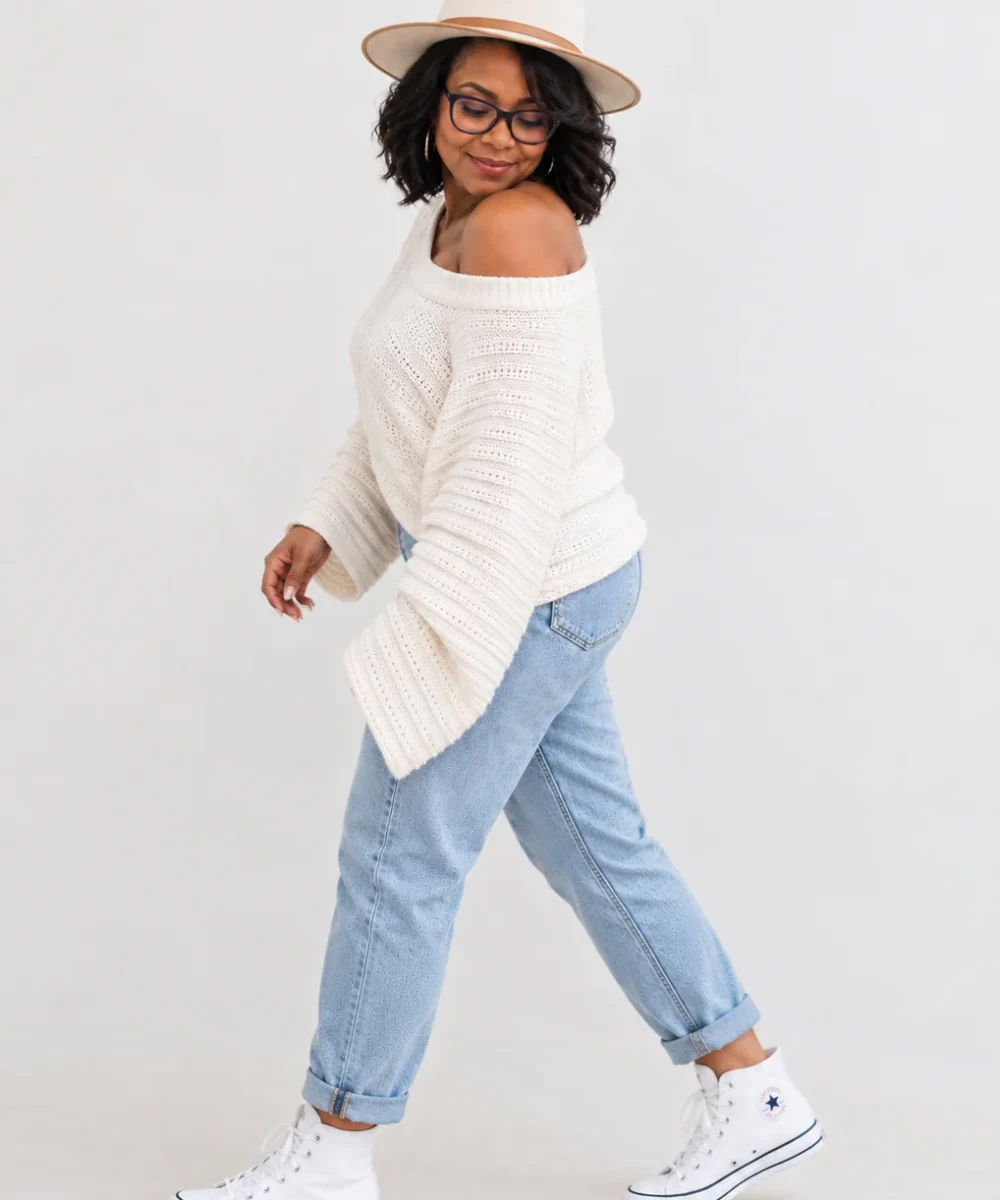 Alicia Ray, growth strategist and founder of Miss ROI, in a casual brand portrait.